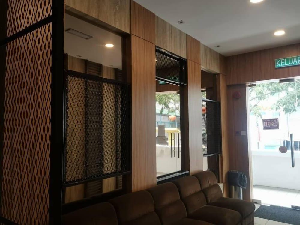 Hotel Holiday Kota Kinabalu 2*